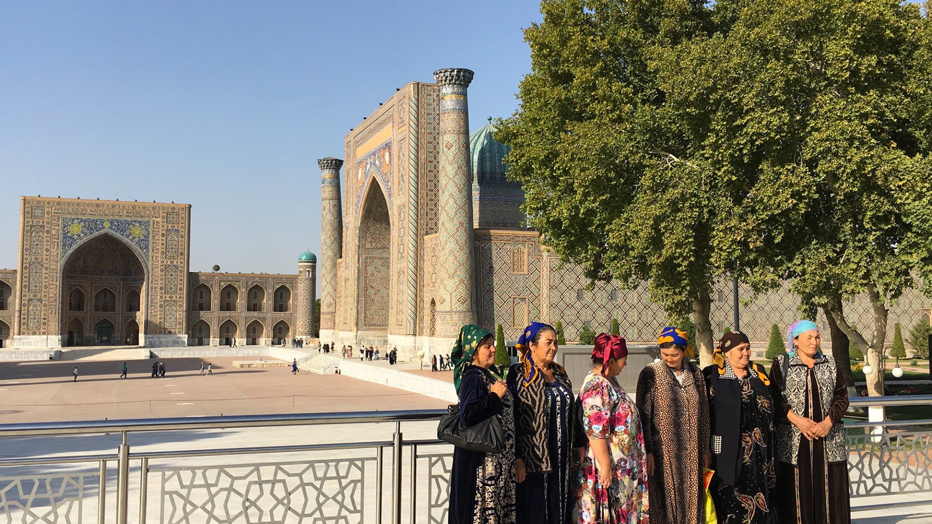 Время в узбекистане самарканд. Узбекистан. Узбекистан красивые места фото. Современные люди Узбекистана. Люди парки Узбекистан.